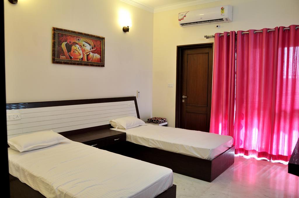 Mohini Home Stay Агра Екстериор снимка